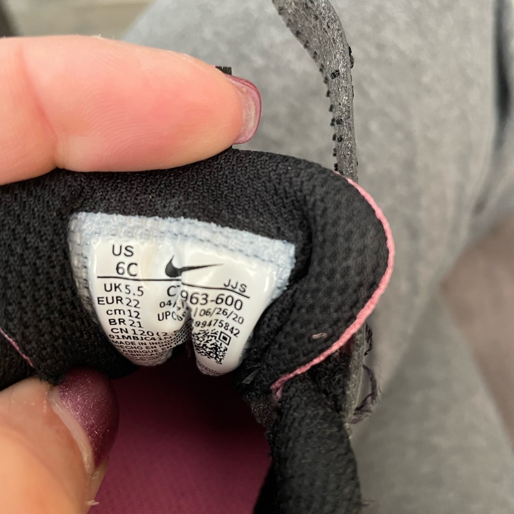 Nike girls tennis shoes. New, never worn without a box. Size 6c